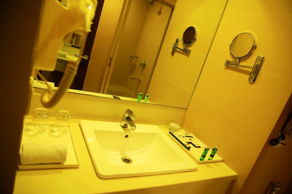 Best Western Jubilee Ridge Hyderabad Exteriör bild